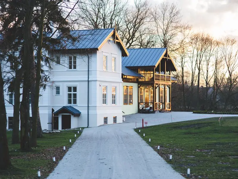 village-hotel-building-countryside-6343-1